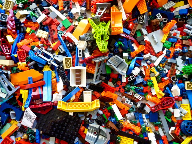 Pile of assorted LEGO pieces